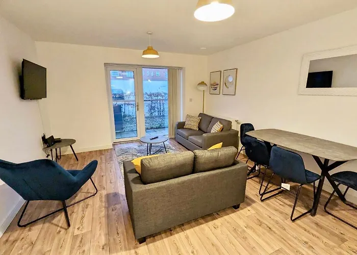 Spacious 2 Bed Ground Floor Apartment, Free Parking, Close To Historic Dockyard & Gunwharf Quays