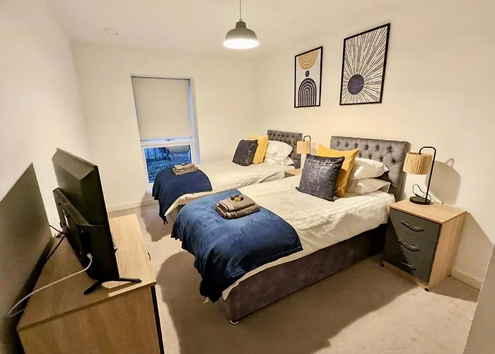 Spacious 2 Bed Ground Floor Apartment, Free Parking, Close To Historic Dockyard & Gunwharf Quays