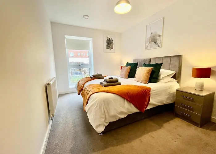 Spacious 2 Bed Ground Floor Apartment, Free Parking, Close To Historic Dockyard & Gunwharf Quays