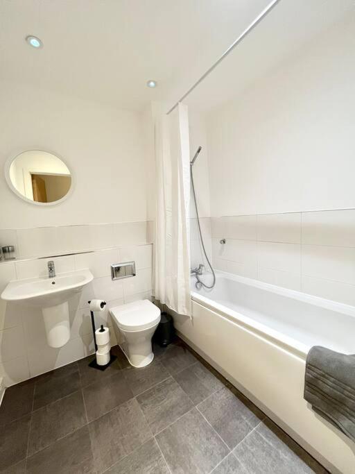 Apartamento Spacious 2 Bed Ground Floor Apartment, Free Parking, Close To Historic Dockyard & Gunwharf Quays Portsmouth